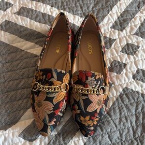 Multicolor Floral Chain Loafers

Tilocow Brand